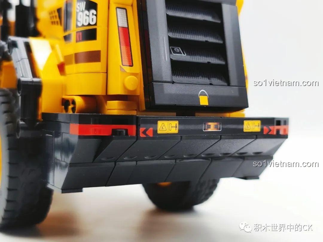 Chi tiết cản sau của xe xúc lật Sembo 712016 với các decal cảnh báo an toàn, tăng thêm độ chân thực.