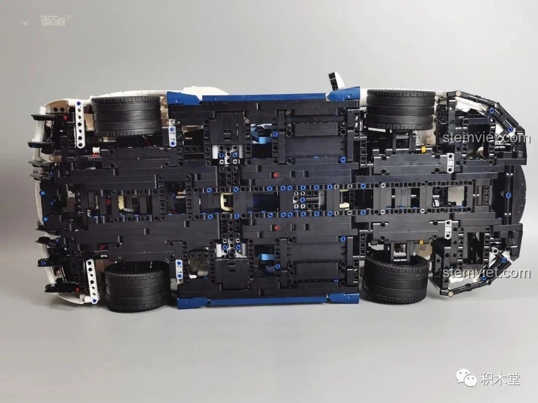 Chi tiết phần dưới cản trước của mô hình Feifan F10002 Lamborghini Aventador SVJ Roadster, được ghép từ các khối gạch.