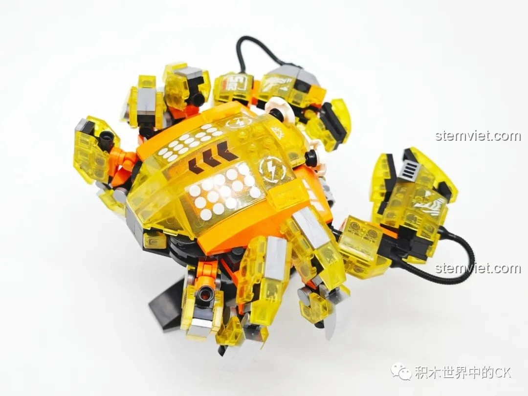 Cận cảnh càng Cua của mô hình Zhe Gao 662001, với các chi tiết sắc sảo và khớp nối linh hoạt.