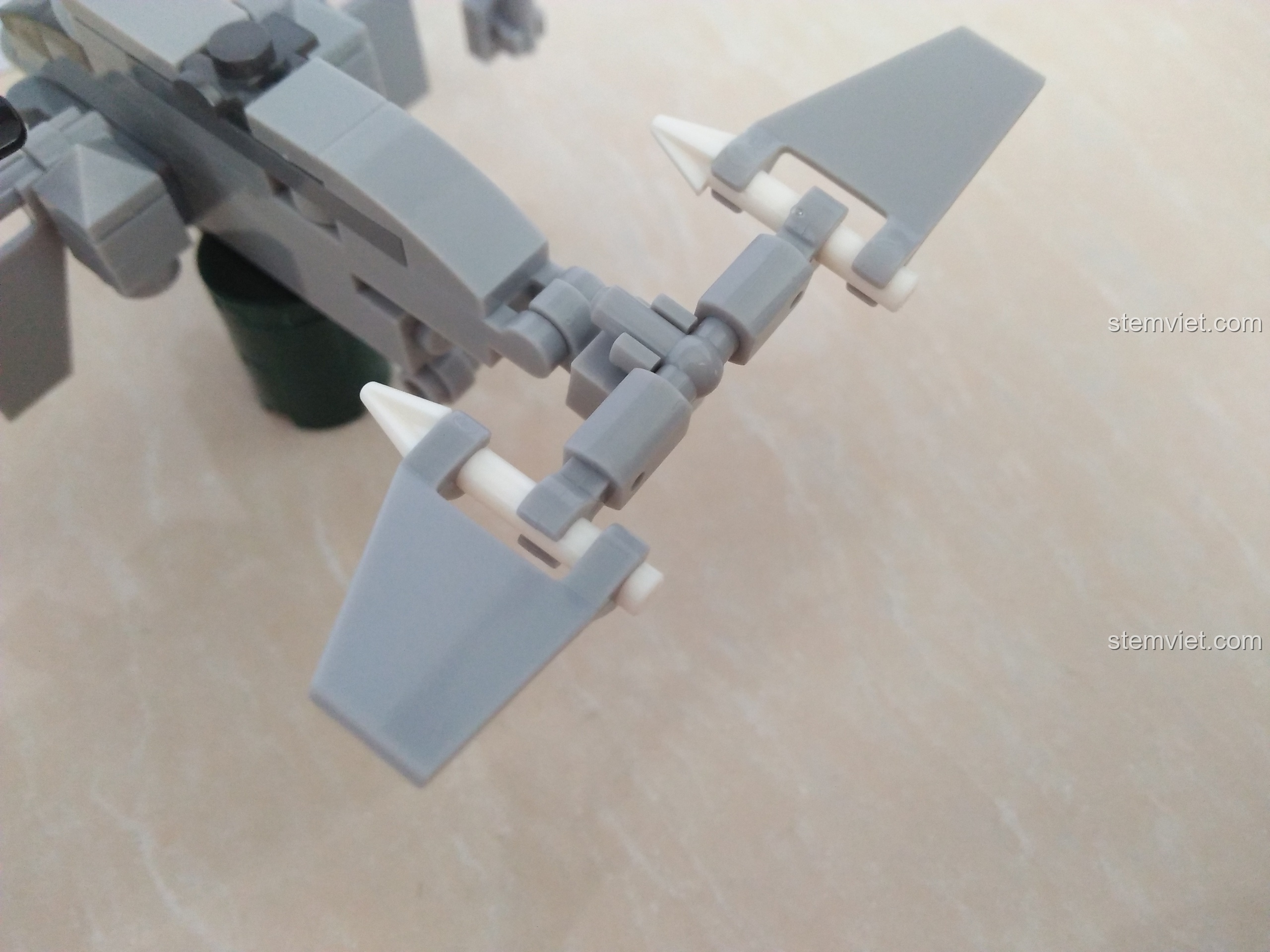 Cận cảnh chi tiết cánh đuôi có khớp nối linh hoạt của máy bay hợp thể trong bộ SEMBO 11517.