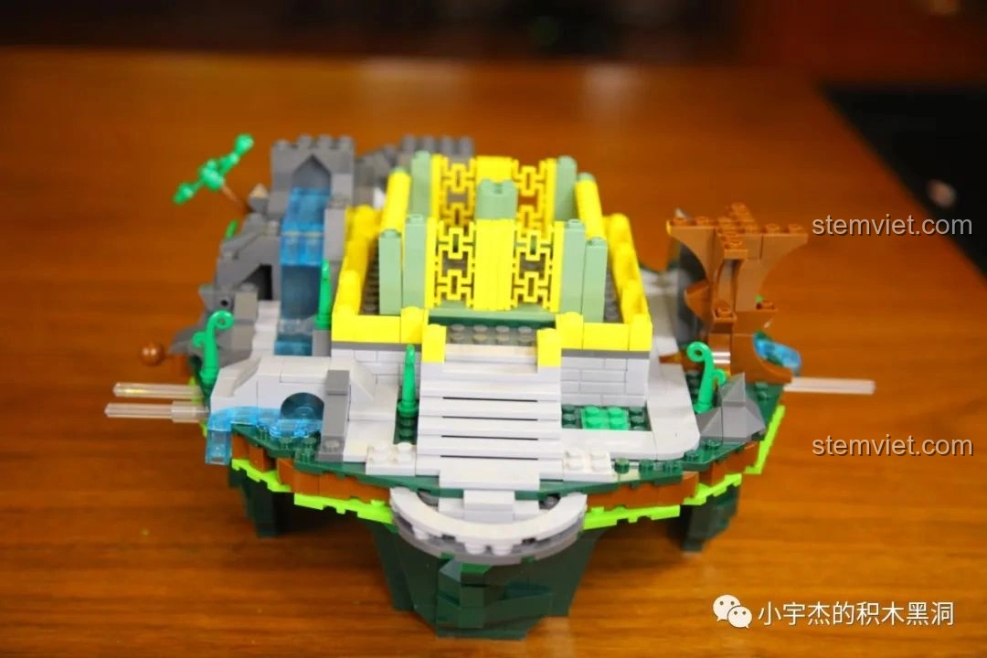 Các chi tiết cảnh quan như thác nước và cây xanh đang được lắp ráp trên đế của Thanh Long Các.