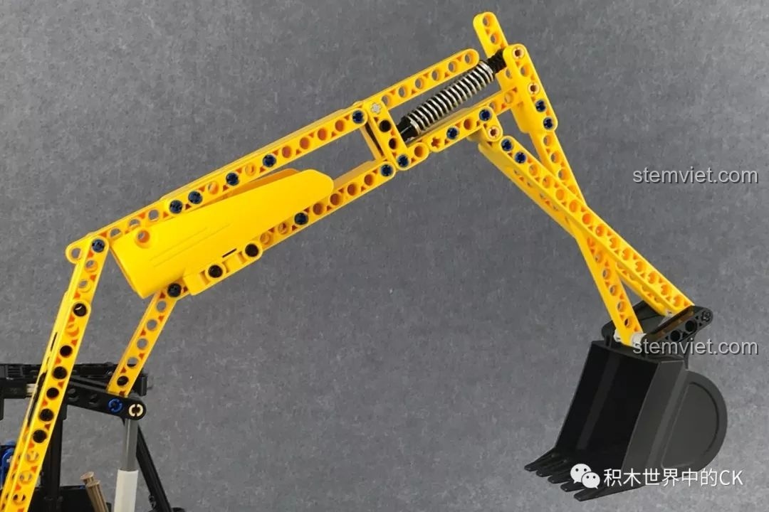 Cận cảnh cánh tay máy của bộ CaDA C51057 với lò xo và các khớp nối Technic, giúp bé tìm hiểu về cơ khí.