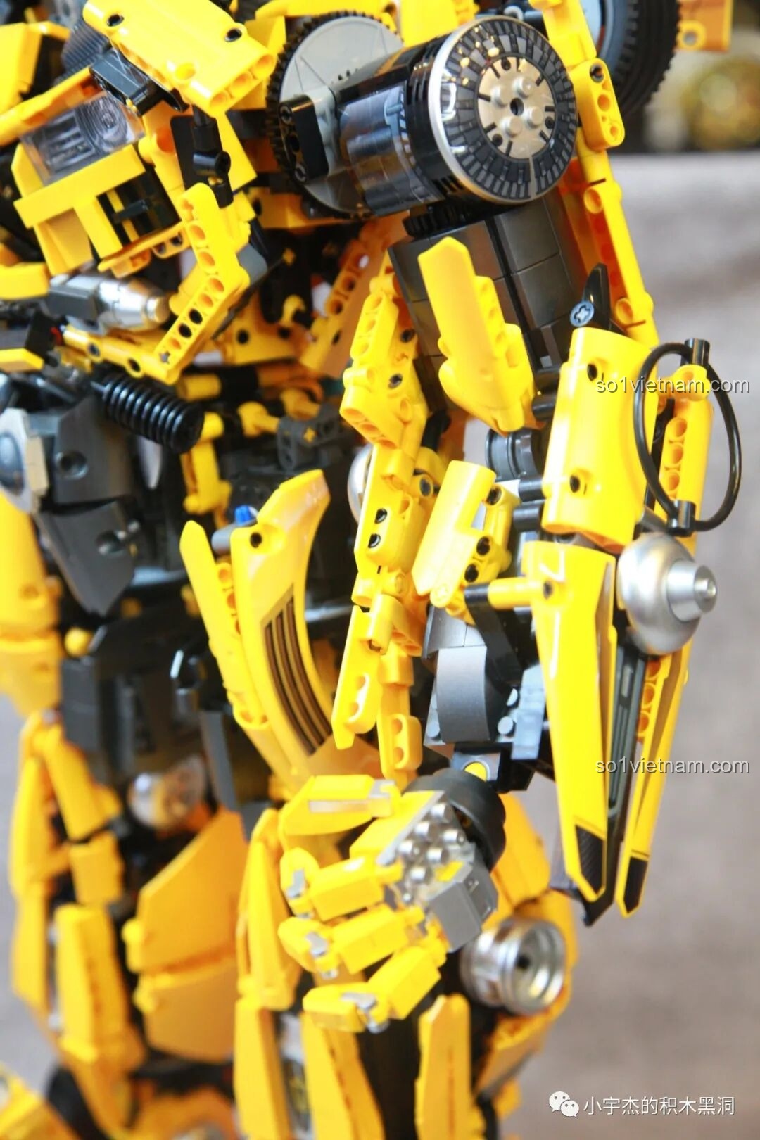 Chi tiết trên cánh tay của mô hình Bumblebee, với sự kết hợp của các mảnh ghép Technic và các tấm panel tạo hình.