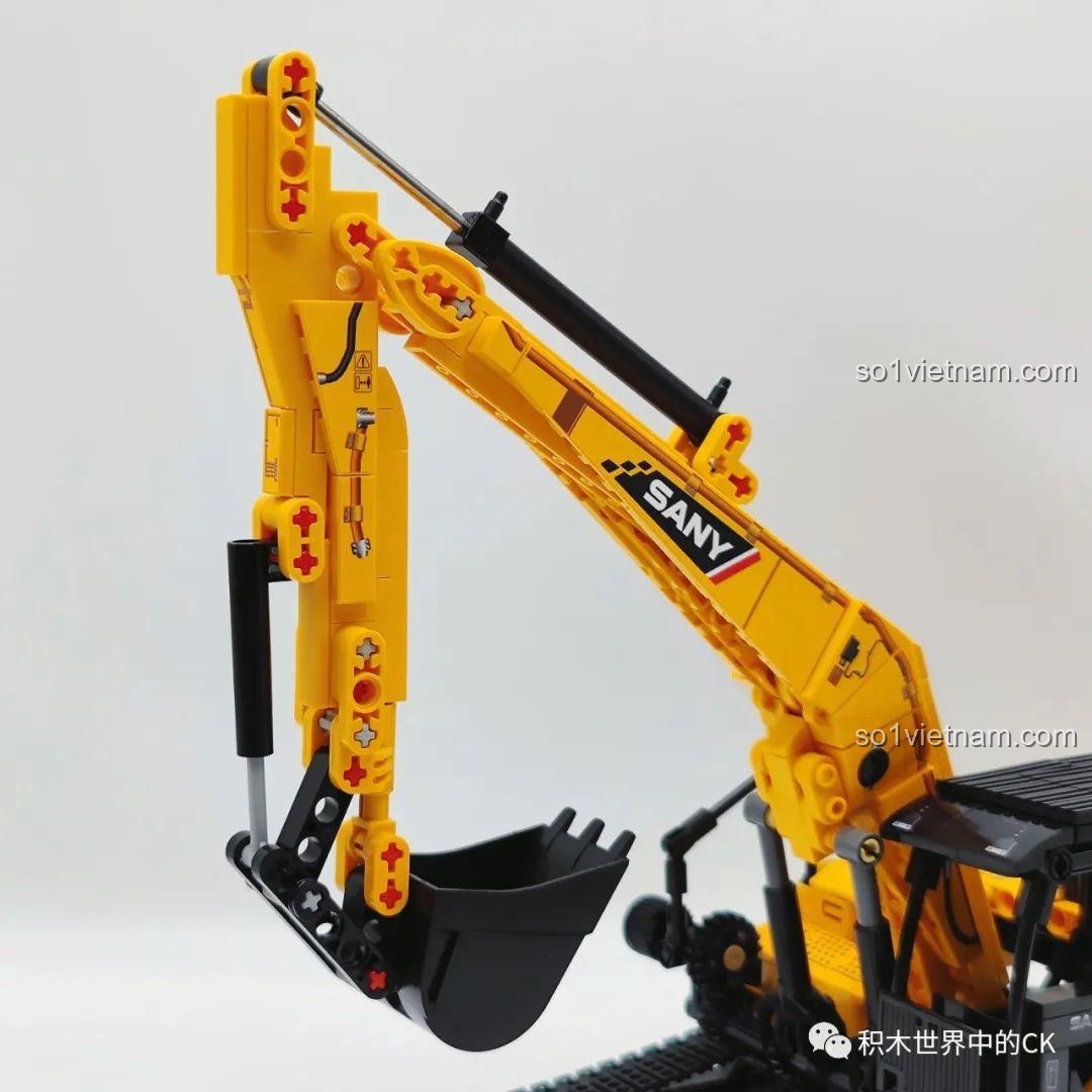 Cận cảnh chi tiết cánh tay xúc và gầu múc của bộ lắp ráp Sembo 712017, thể hiện các khớp nối và piston phức tạp.