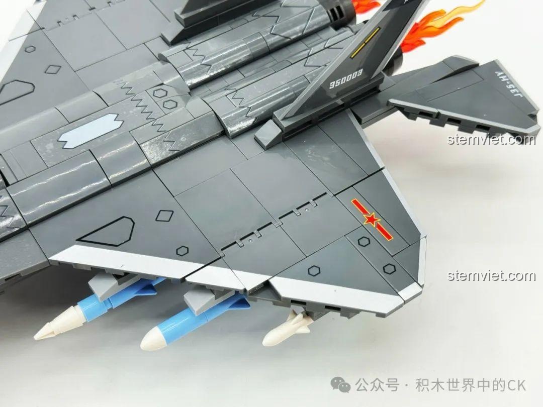 Cận cảnh chi tiết trên cánh và thân sau của tiêm kích J-35, thuộc bộ xếp hình Máy bay chiến đấu J-15.