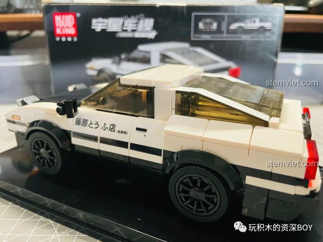 Cận cảnh mặt bên của mô hình Mould King 27013 Xe Đua Toyota AE86, với hộp sản phẩm làm nền, làm nổi bật chi tiết xe.