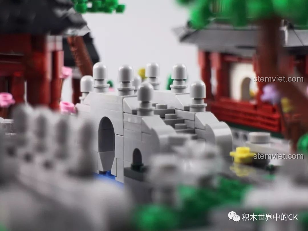 Ảnh chụp cận cảnh chi tiết cây cầu vòm trong bộ lắp ráp Vườn Tô Châu Xingbao XB-01110.