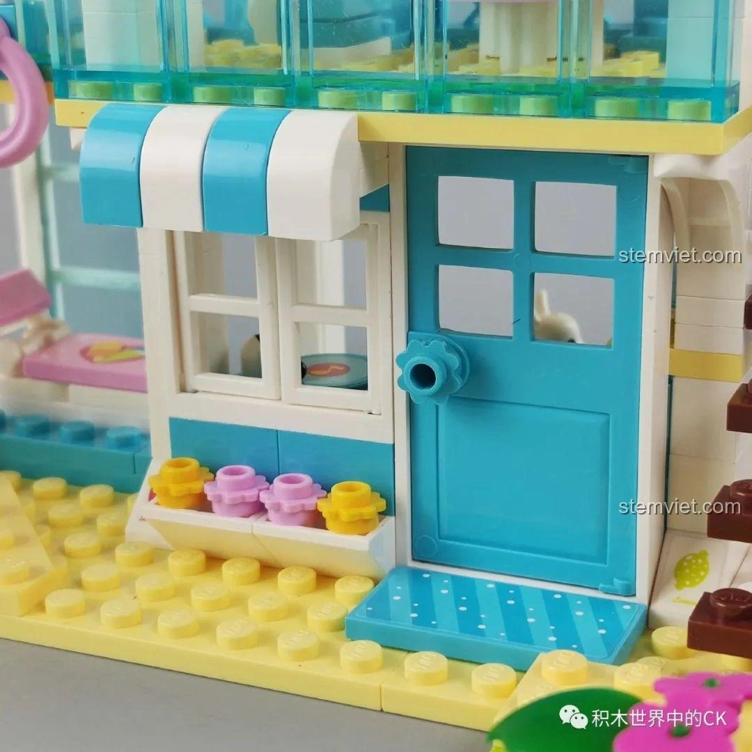 Chi tiết cây cọ và thác nước nhỏ bằng mảnh ghép trong bộ lắp ráp Biệt Thự Bãi Biển QMAN 4804.