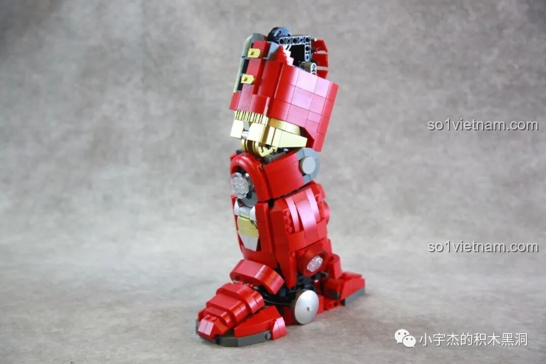 Góc cận cảnh chi tiết phần chân của Giáp Chống Hulk MK44 KBOX V5004, thể hiện các khớp và mảnh ghép.