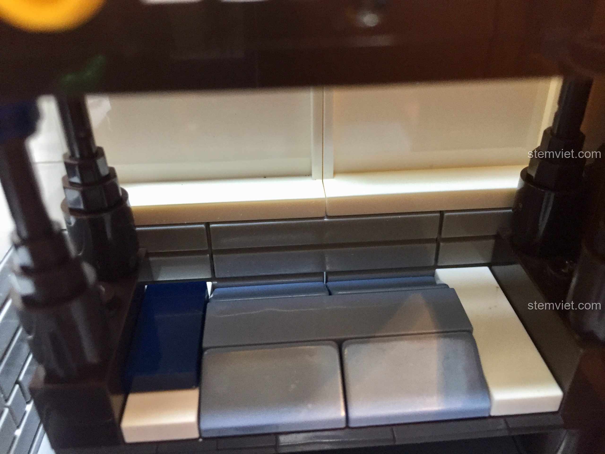 Cận cảnh chi tiết chăn gối màu xanh và trắng được lắp ghép trên giường trong bộ XINGBAO 1022.