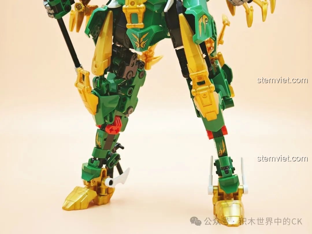 Chi tiết phần chân và khớp gối của Robot Chiến Đấu Thanh Long, đảm bảo sự ổn định khi trưng bày.
