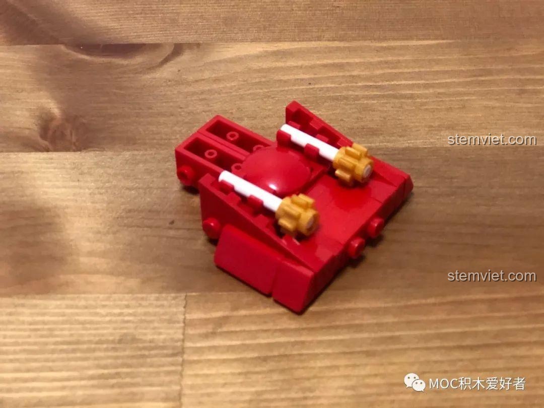 Chi tiết chân vịt của tàu khu trục 052D mini được tạo hình từ hai bánh răng nhỏ màu vàng.