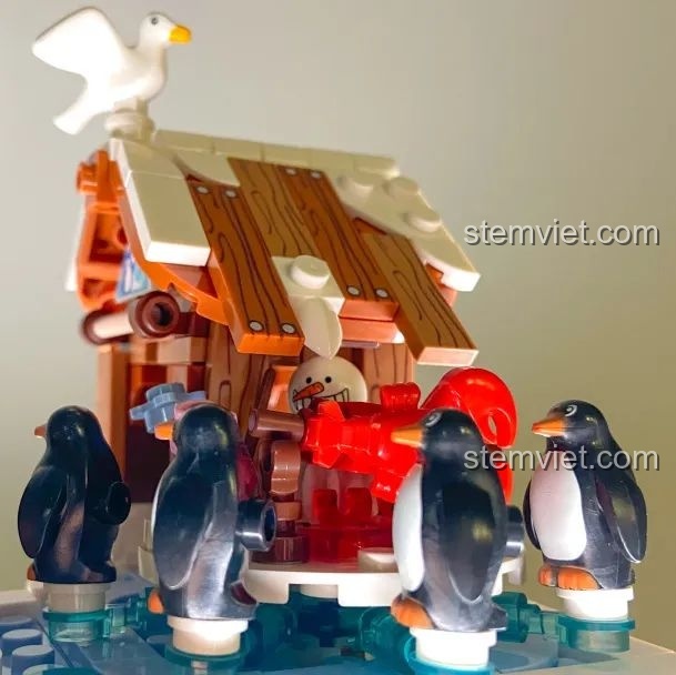 Cận cảnh chi tiết mô hình Pantasy BBQ Tuyết 61001, với các chú chim cánh cụt xoay quanh bếp nướng và người tuyết ngộ nghĩnh.