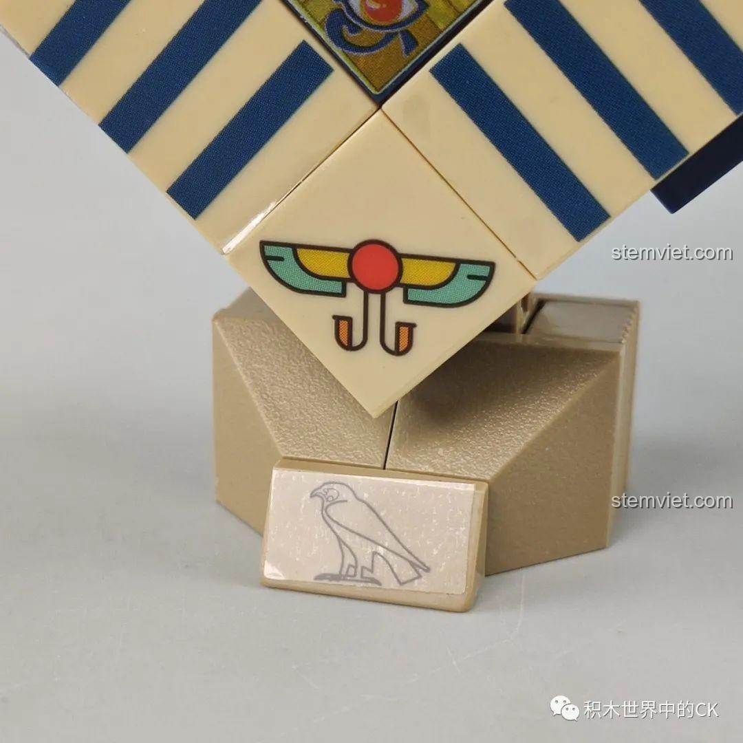 Cận cảnh biểu tượng chim ưng có cánh trên đế của mô hình Thần Horus, một chi tiết quan trọng của bộ lắp ghép Thần Horus CW2002A.