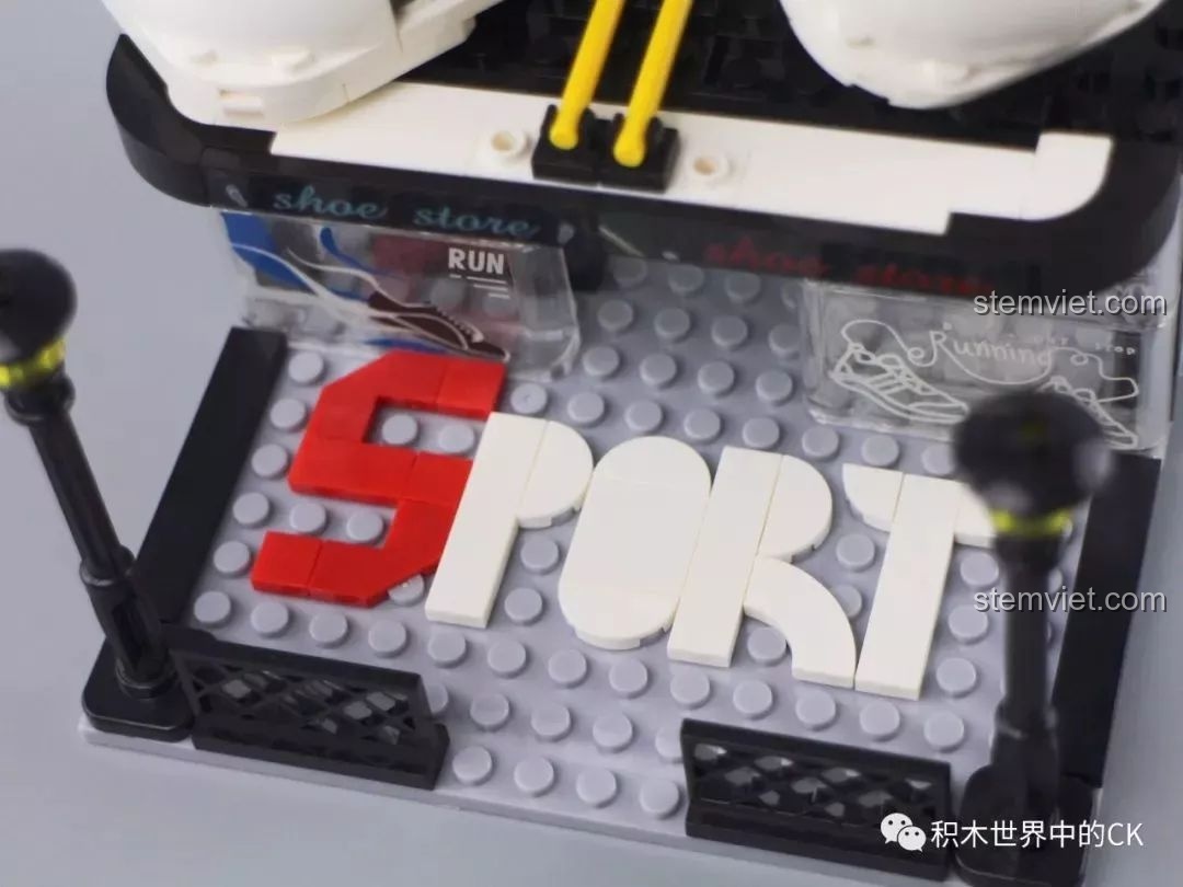 Cận cảnh dòng chữ SPORT được lắp ráp từ các mảnh ghép màu đỏ và trắng trong bộ Winner 5071.