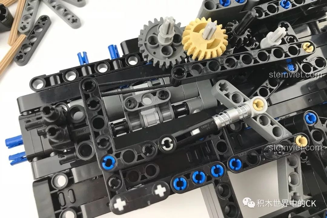 Chi tiết cơ cấu kỹ thuật bên trong thân súng của bộ lắp ráp Súng M4A1 Carbine cho trẻ từ 8 tuổi.