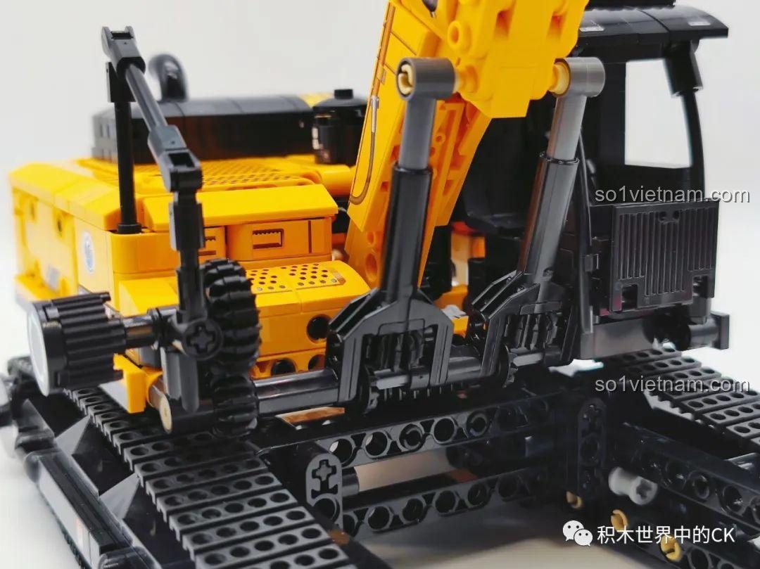 Hệ thống cơ cấu bánh răng và trục Technic dùng để điều khiển cánh tay xúc trên bộ lắp ráp Sembo 712017.