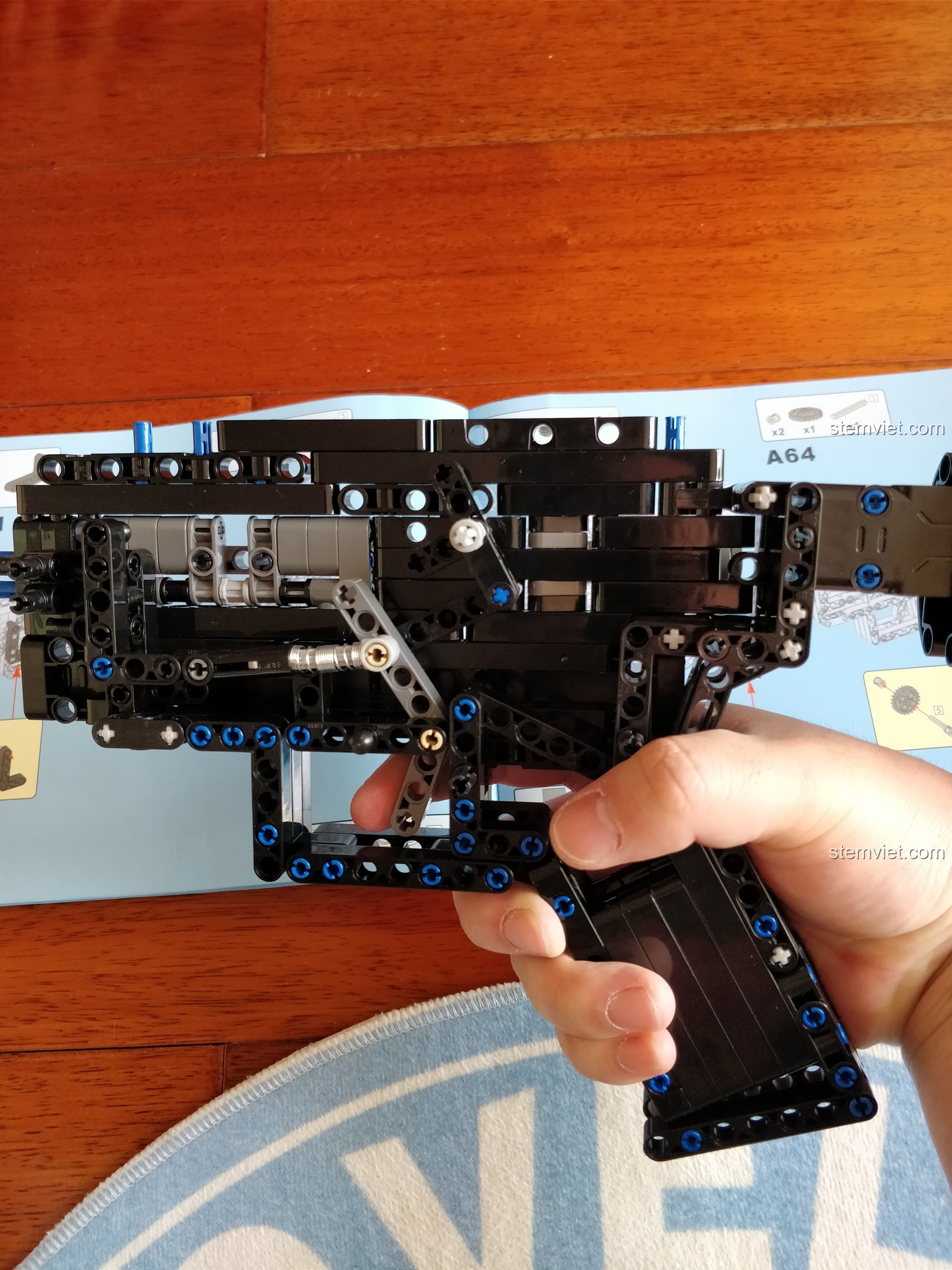 Một góc nhìn khác về cơ chế cò súng và các thanh nối bên trong mô hình súng trường chiến đấu CaDA.