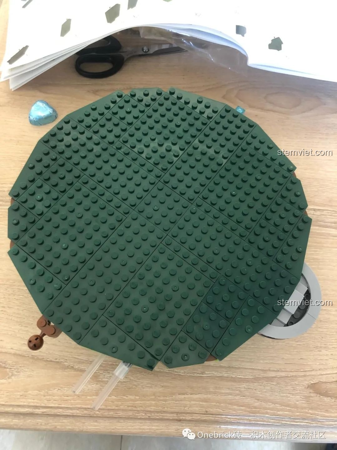 Cận cảnh cổng và bậc thang của Thanh Long Các Sluban M38B0936, đồ chơi lắp ráp kiến trúc cổ phong.