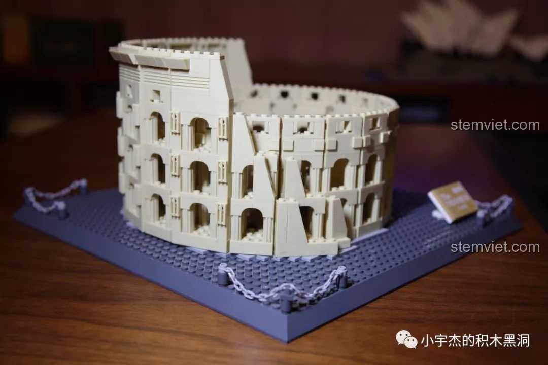 Cận cảnh các vòm cung và cột trụ được tái hiện tỉ mỉ trên mô hình WANGE 5225 Đấu trường Colosseum La Mã.