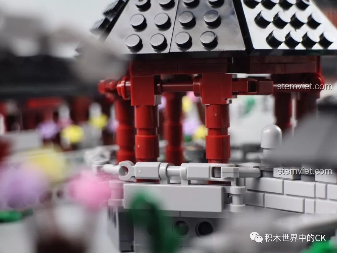 Ảnh chụp cận cảnh chi tiết cột trụ và lan can của một công trình trong Vườn Tô Châu.