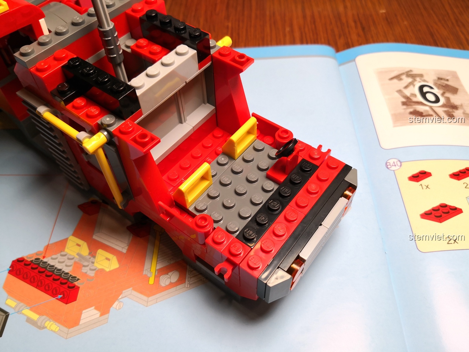 Đánh giá QMAN 2809 Phương tiện cứu hộ sân bay: chi tiết cửa cuốn ở khoang giữa xe.