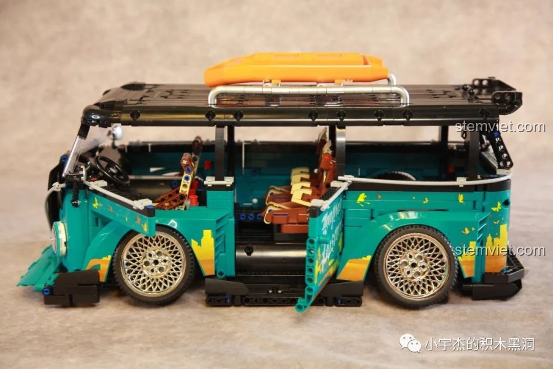 Cửa hông của xe K Box 10510 đang mở, thể hiện cơ chế mở ngược độc đáo và không gian nội thất bên trong.