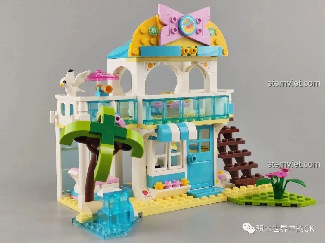 Chi tiết cửa ra vào màu xanh và bồn hoa nhỏ xinh với các bông hoa màu pastel của biệt thự QMAN 4804.