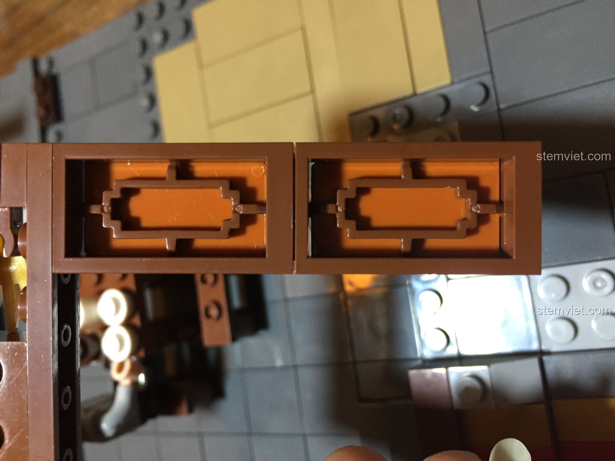 Các chi tiết cửa sổ hoa văn dạng nguyên khối mới trong bộ lắp ghép XINGBAO 1022 Vạn Phúc Khách Sạn.