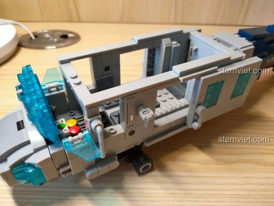 Chi tiết cửa trượt và buồng lái có thể mở của mô hình trực thăng UH-60 Black Hawk WOMA C0897.