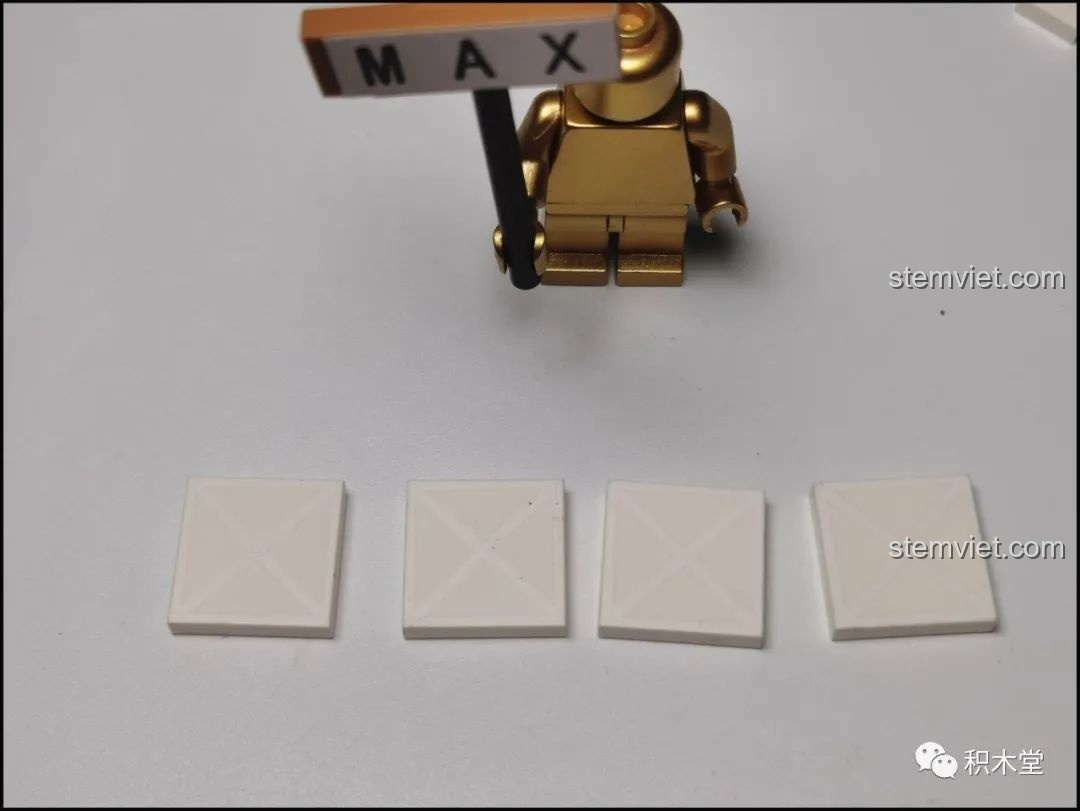 Các chi tiết cửa của mô hình Humvee CaDA C55022 được in sẵn họa tiết chữ X đặc trưng, không cần dán sticker.