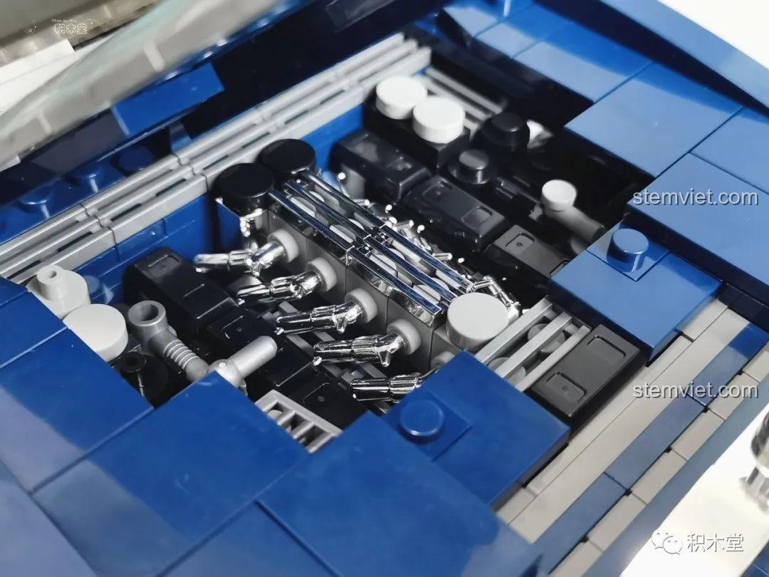 Chi tiết bên trong cửa xe của Rolls-Royce Cullinan Mould King 10017.