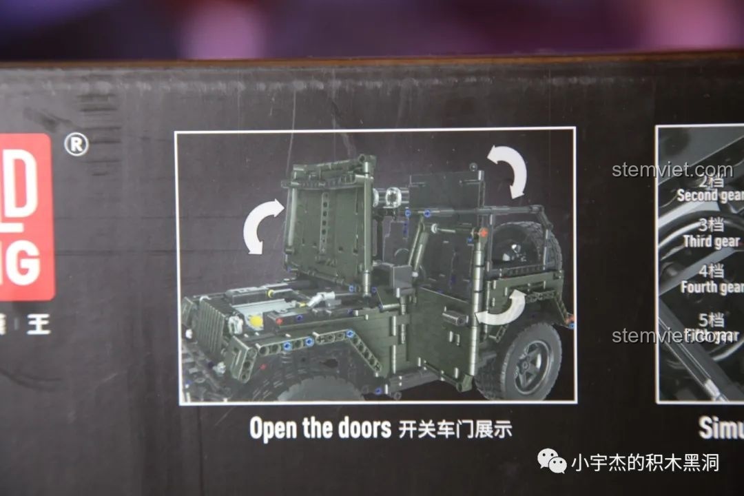 Cận cảnh tính năng mở cửa trên hộp đồ chơi mô hình Xe Jeep Wrangler Rubicon Điều Khiển Từ Xa Mould King.