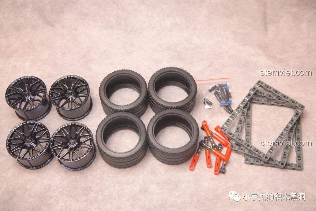 Các chi tiết đặc biệt của bộ K-box 10222 như bánh xe mạ chrome, lốp cao su, giảm xóc và khung technic.