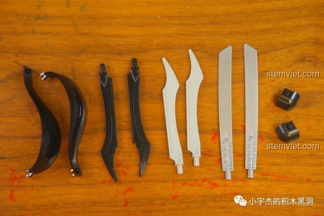 Các chi tiết đặc biệt của bộ Mô tô Fenrir Sói Lửa Final Fantasy VII KBox 10248, bao gồm các mảnh cong và chi tiết vũ khí.