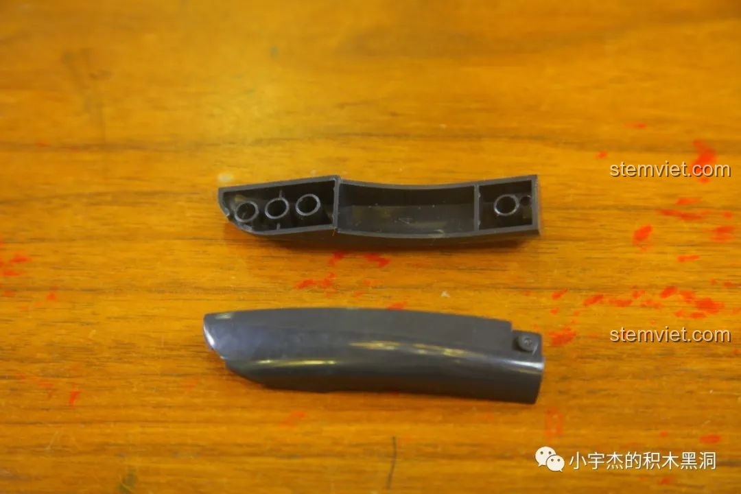 Chi tiết nhựa đặc biệt màu đen của bộ Mô tô Fenrir Sói Lửa Final Fantasy VII KBox 10248, có lỗ gắn trục.