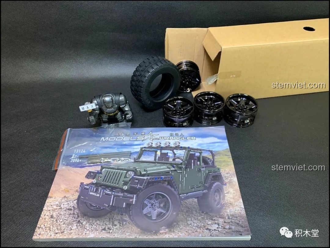 Các chi tiết đặc biệt của Mould King 13124 Mô hình Jeep Rubicon: trục carbon, mâm xe mạ crom, lốp lớn.