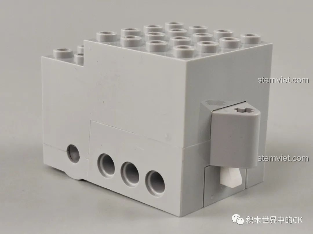 Cận cảnh một khối chi tiết đặc biệt màu xám trong bộ QMAN 42108 Xe Đầu Kéo Hạng Nặng.