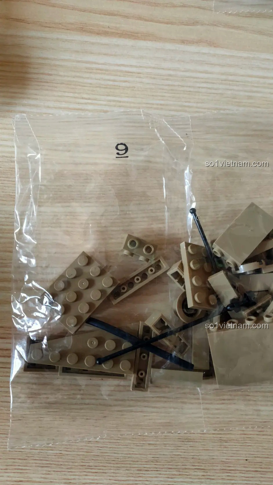 Túi số 9 chứa các chi tiết đặc biệt như ăng-ten dài của mô hình xe tăng Merkava MK4 Sluban M38-B1022.