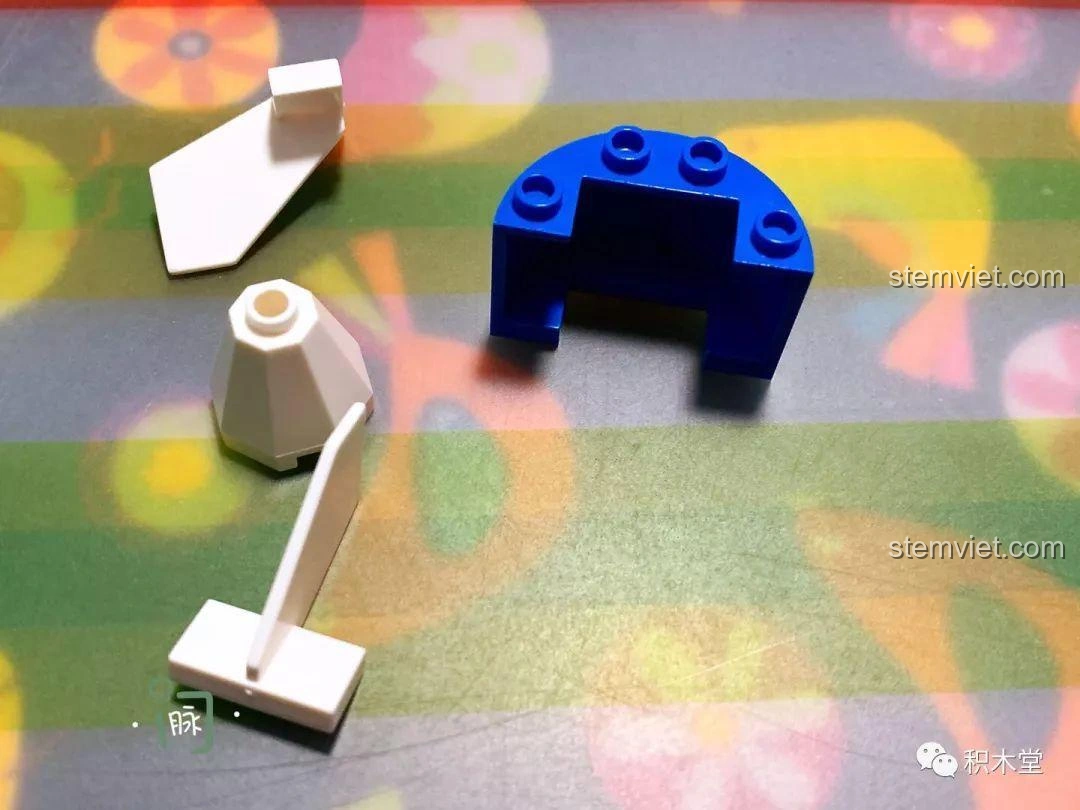 Các mảnh ghép đặc biệt màu trắng và xanh dương, bao gồm một mảnh hình nón và một mảnh cong, dùng cho bộ Tàu Lượn Trên Không Của Jessie.