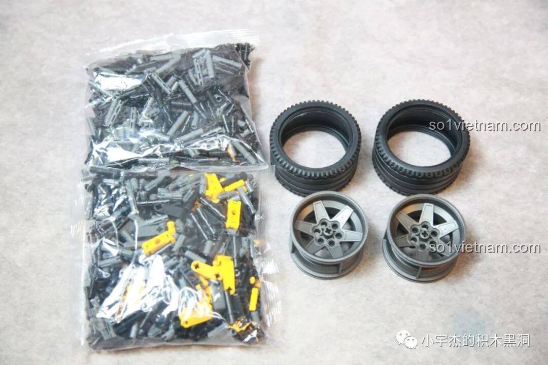 Các chi tiết đặc biệt như bánh xe và các mảnh ghép Technic lớn của bộ mô hình Robot Bumblebee DJ-Rambo Man.