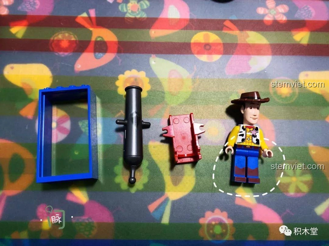 Các mảnh ghép đặc biệt của bộ Woody, bao gồm một khẩu pháo, một khung cửa dày và minifigure Woody với đôi chân dài.