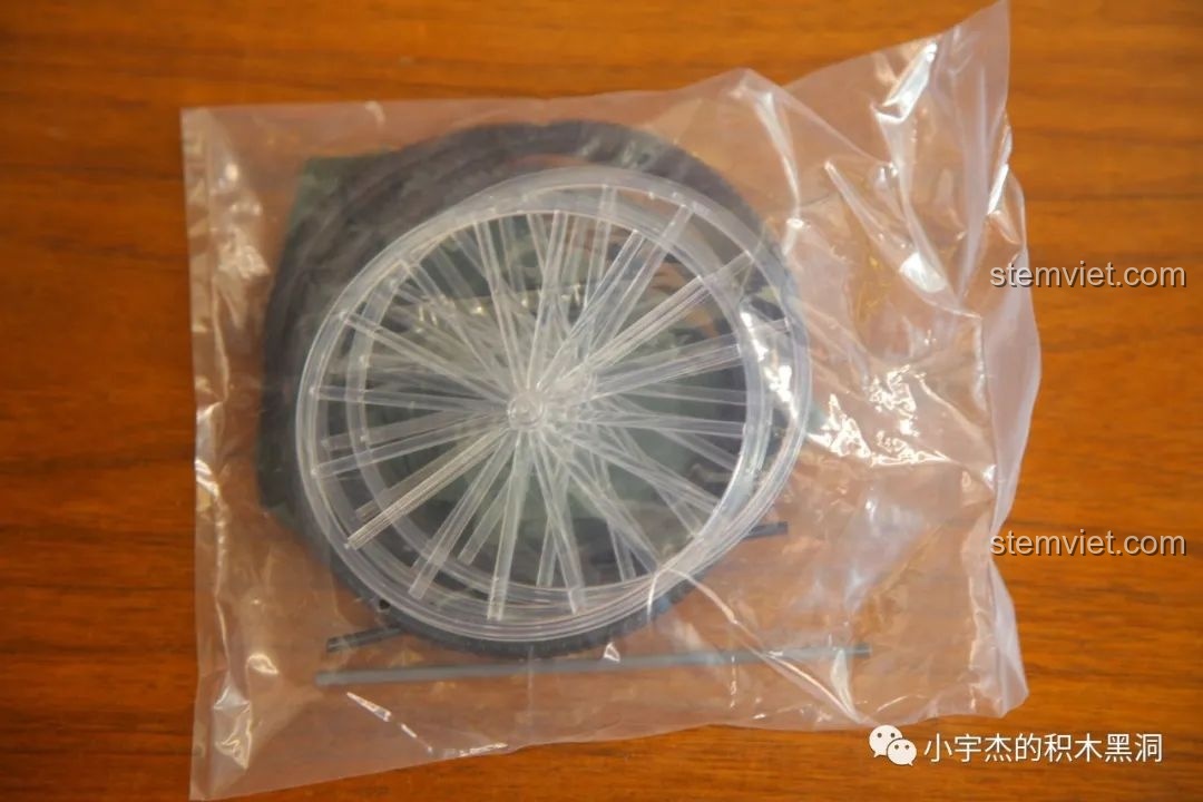 Túi chứa các chi tiết đặc biệt của bộ lắp ráp Xe kéo Thượng Hải cổ AchKo 50015 như bánh xe, lốp.