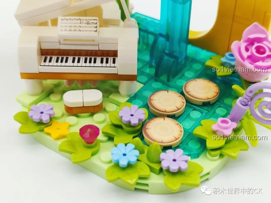 Cận cảnh chi tiết cây đàn piano trắng với bản nhạc và các bông hoa nhỏ xung quanh.