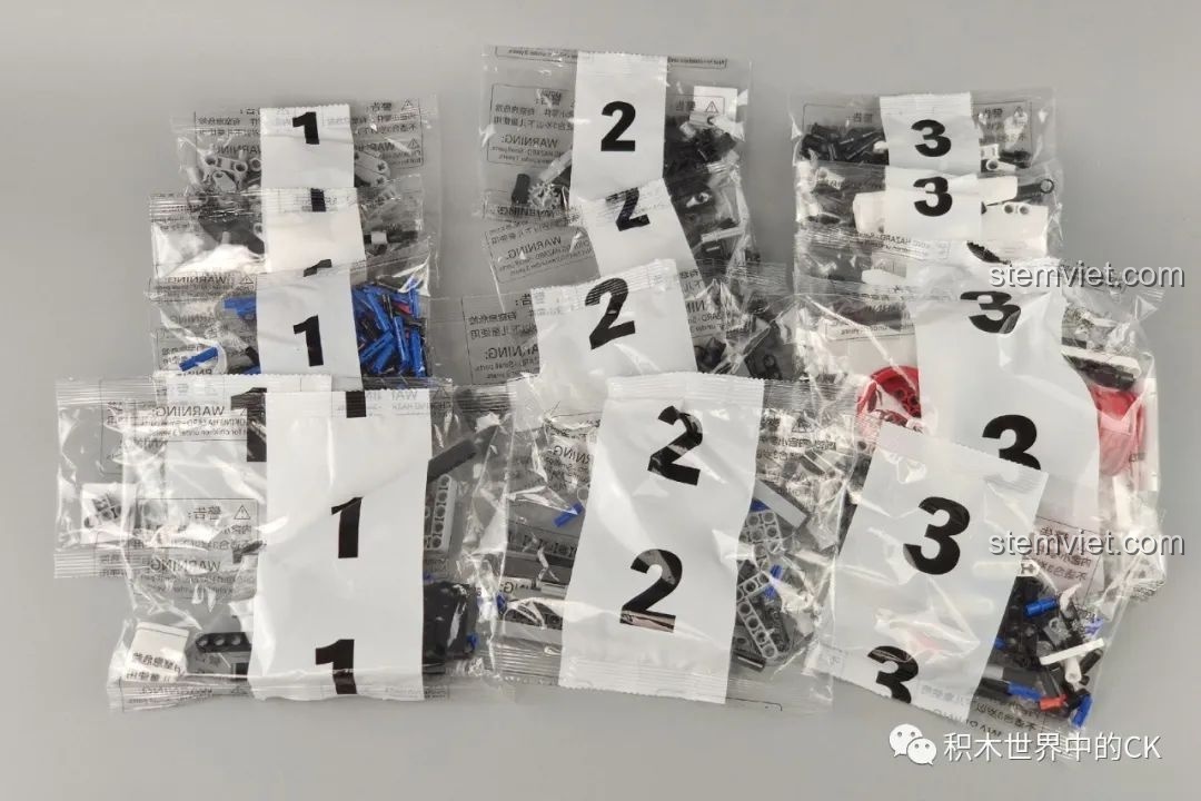 Các túi chi tiết của bộ lắp ráp Mô hình Xe Đua RC SC40AIQI được phân loại và đánh số thứ tự từ 1 đến 3.