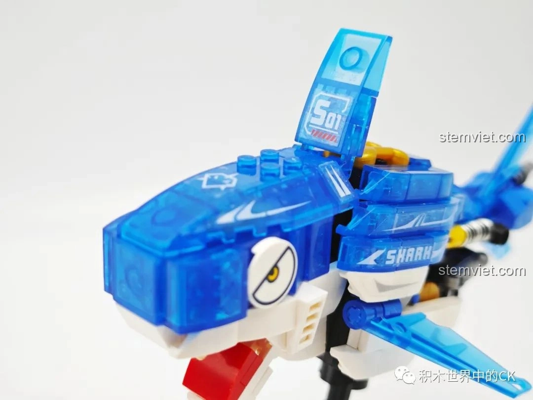 Cận cảnh phần đầu trong suốt của mô hình Cá Mập Zhe Gao 662001, lộ rõ cấu trúc bên trong.