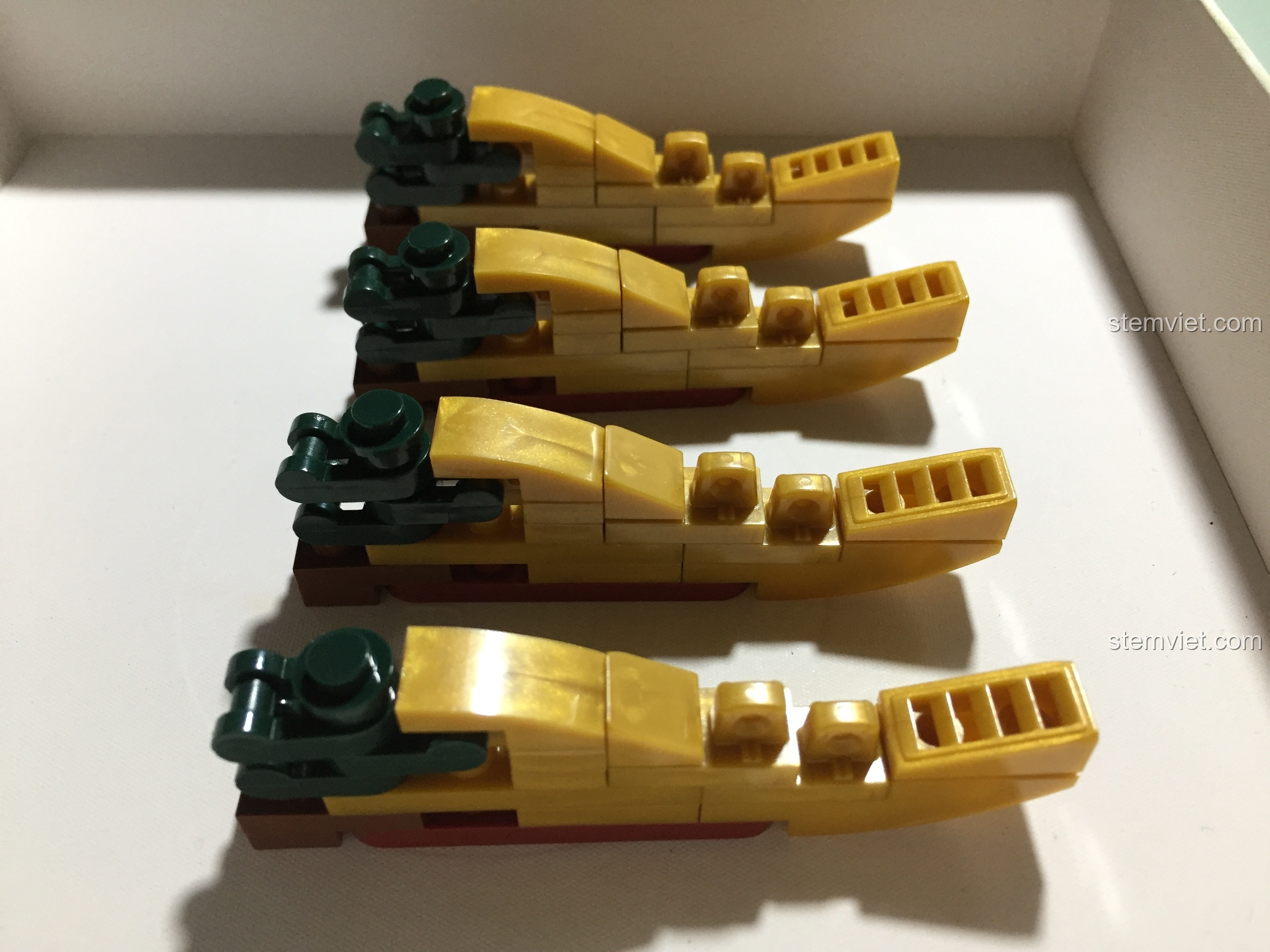 Các chi tiết đầu đao cong của phần mái nhà, được lắp ráp riêng lẻ trước khi ghép lại.