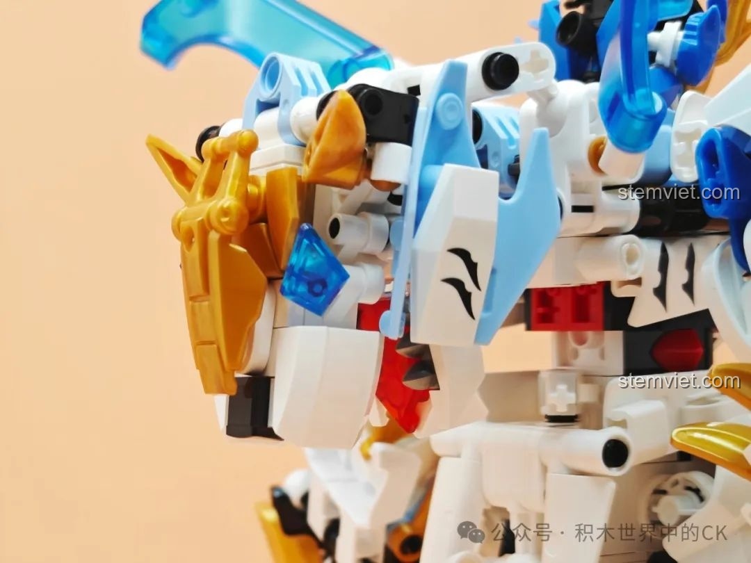 Cận cảnh chi tiết đầu hổ trang trí trên vai của Mecha Bạch Hổ, một điểm nhấn thiết kế.