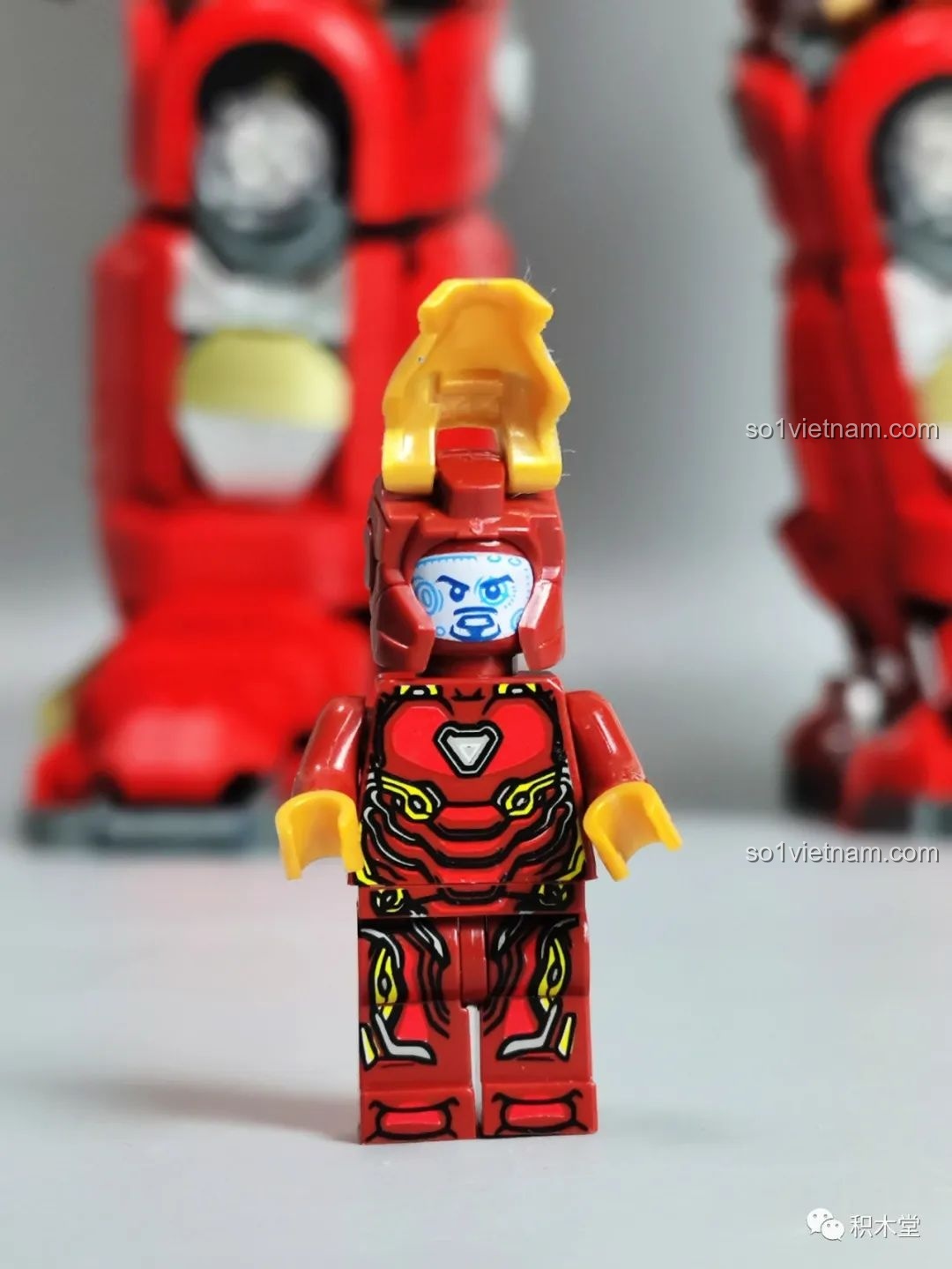 Đầu giáp KBOX V5004 Giáp Chống Hulk MK44 mở ra, để lộ khoang lái bên trong, thiết kế bản lề linh hoạt. Đánh giá KBOX 5004 Hulkbuster MK44 chức năng.