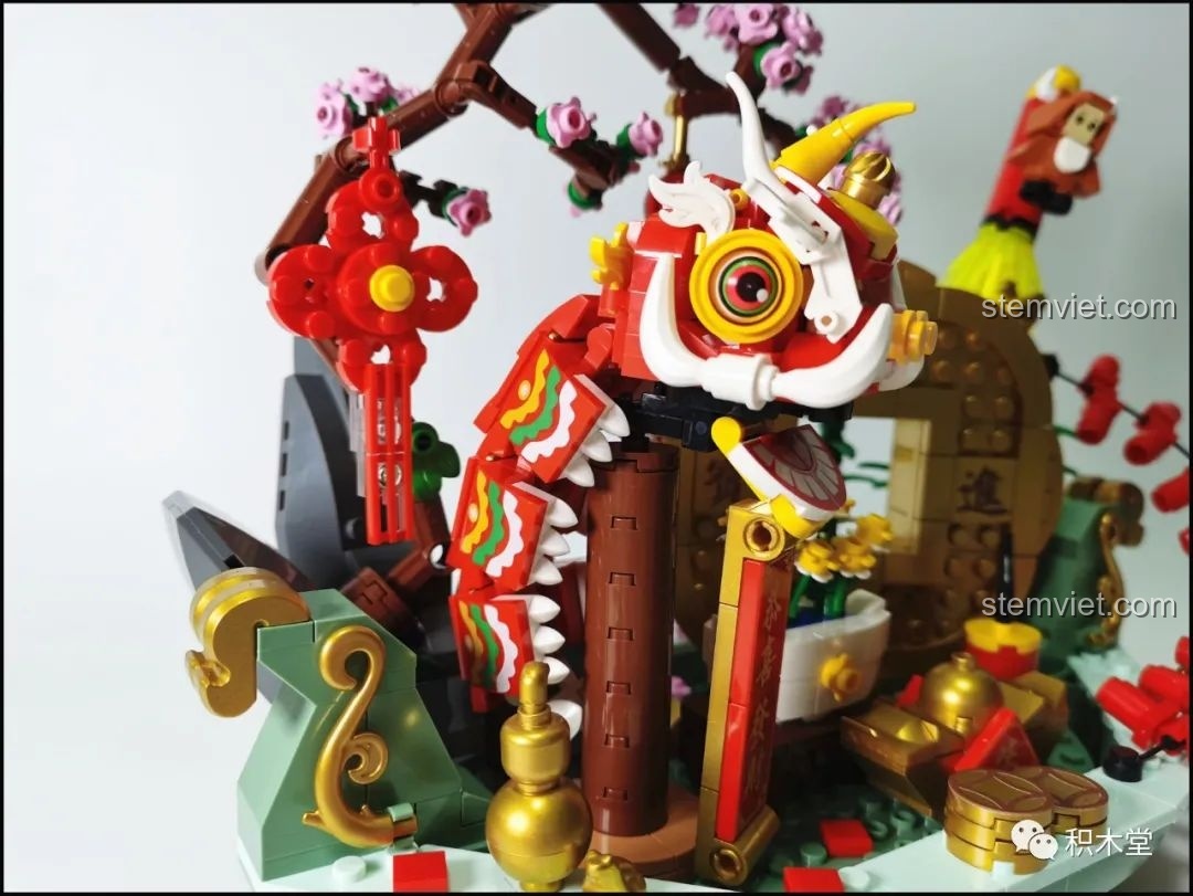 Cận cảnh đầu lân trong bộ Bồn Tụ Bảo Phú Quý Pantasy 18003, với mắt in ấn sắc nét và chi tiết tinh xảo.